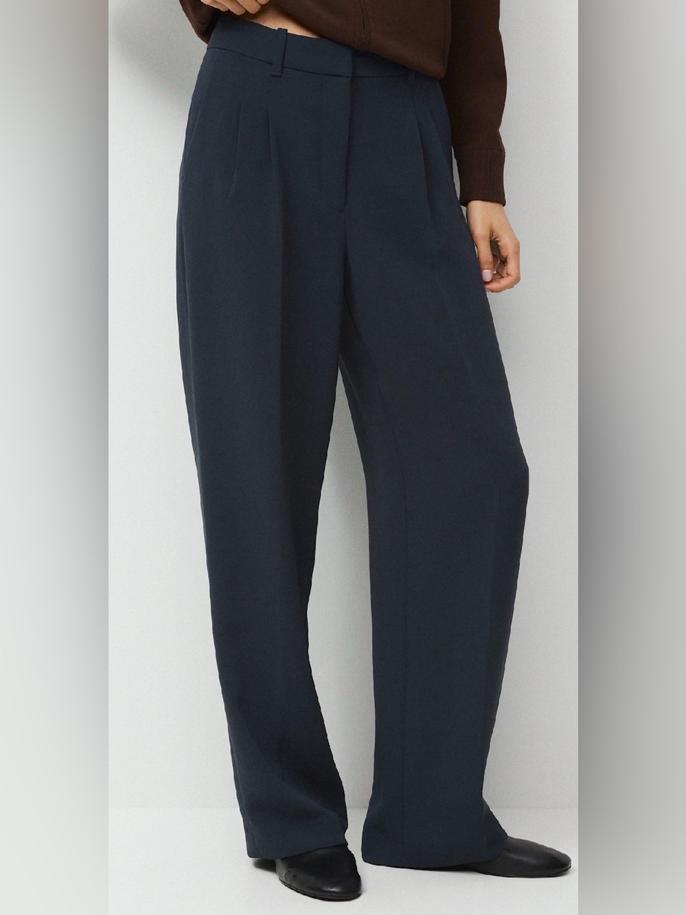 Aritzia The Effortless Pant – Size 4 – Black